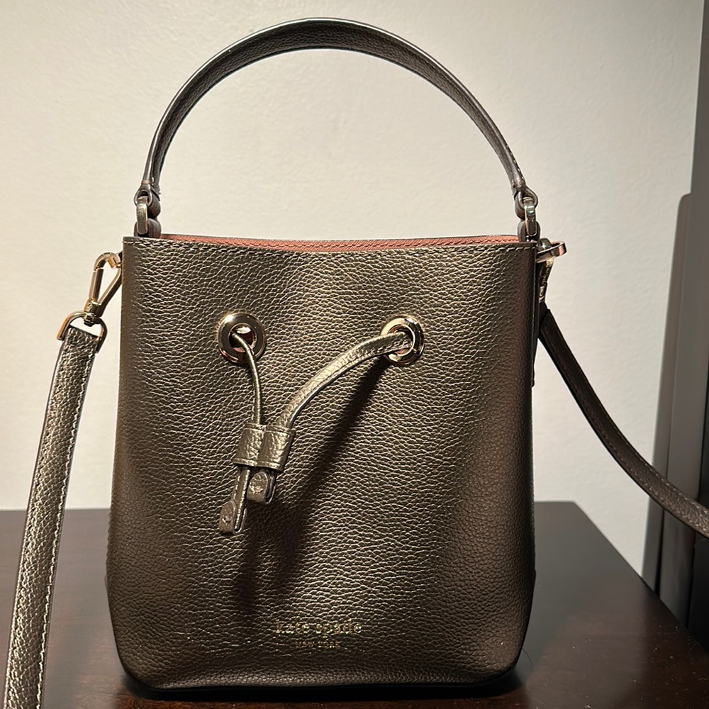 Gorgeous copper metallic crossbody with handle. Rose gold hardware
